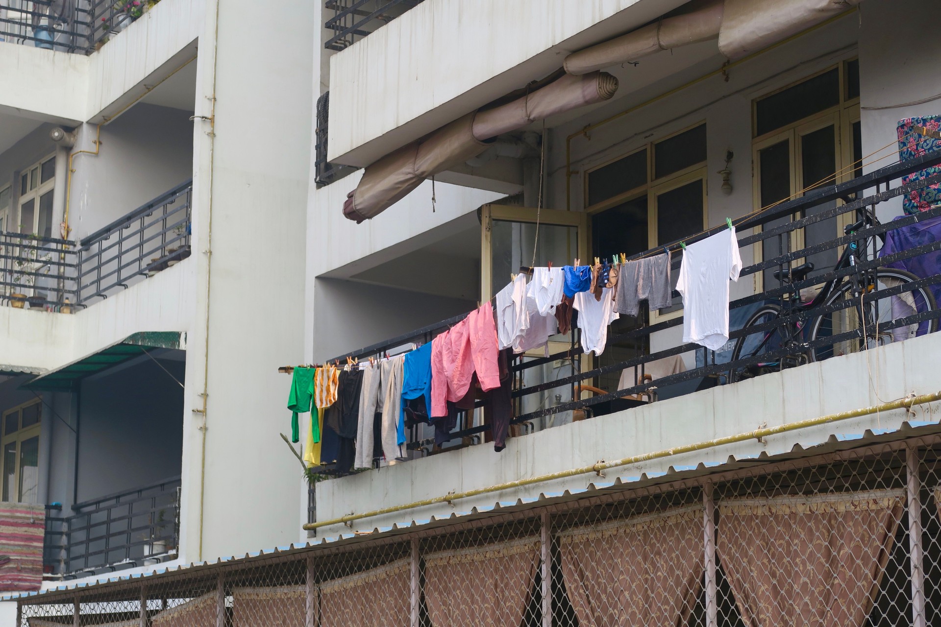 Image de linge, séchage du linge sur le balcon d’appartement à Delhi, Inde